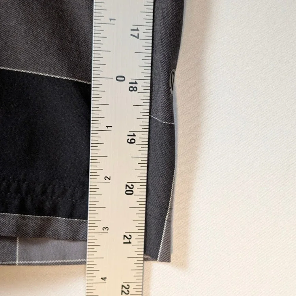 Lululemon Kahuna‎ Plaid Shorts Mens 35 Grey Black 12